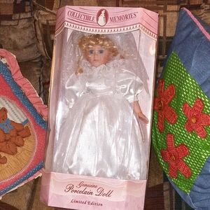 NWT,Vintage 90's,Beautiful,Limited Collector's Edition,Porcelain, Bride Doll💐💐